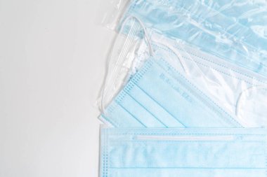 Plastik kulaklıklı cerrahi maske. Ağız ve burnu örtmek için tipik 3 katlı cerrahi maske. Bakterilerin prosedür maskesi. Koruma kavramı.