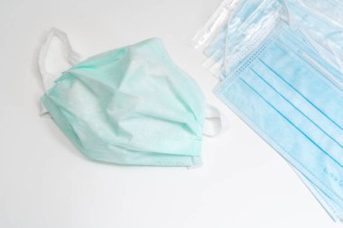 Plastik kulaklıklı cerrahi maske. Ağız ve burnu örtmek için tipik 3 katlı cerrahi maske. Bakterilerin prosedür maskesi. Koruma kavramı.
