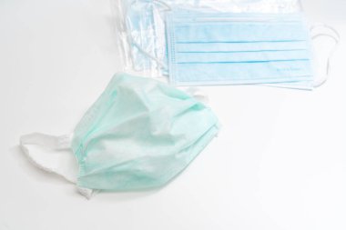 Plastik kulaklıklı cerrahi maske. Ağız ve burnu örtmek için tipik 3 katlı cerrahi maske. Bakterilerin prosedür maskesi. Koruma kavramı.