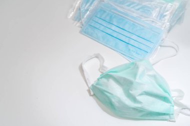 Plastik kulaklıklı cerrahi maske. Ağız ve burnu örtmek için tipik 3 katlı cerrahi maske. Bakterilerin prosedür maskesi. Koruma kavramı.