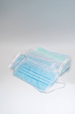 Plastik kulaklıklı cerrahi maske. Ağız ve burnu örtmek için tipik 3 katlı cerrahi maske. Bakterilerin prosedür maskesi. Koruma kavramı.