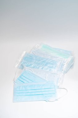 Plastik kulaklıklı cerrahi maske. Ağız ve burnu örtmek için tipik 3 katlı cerrahi maske. Bakterilerin prosedür maskesi. Koruma kavramı.
