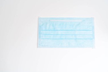 Plastik kulaklıklı cerrahi maske. Ağız ve burnu örtmek için tipik 3 katlı cerrahi maske. Bakterilerin prosedür maskesi. Koruma kavramı.