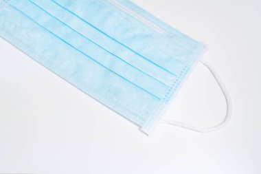 Plastik kulaklıklı cerrahi maske. Ağız ve burnu örtmek için tipik 3 katlı cerrahi maske. Bakterilerin prosedür maskesi. Koruma kavramı.