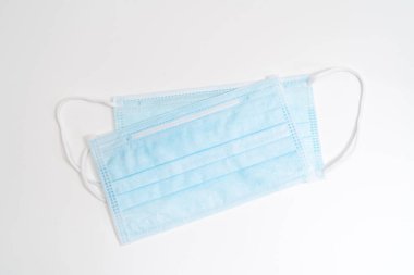 Plastik kulaklıklı cerrahi maske. Ağız ve burnu örtmek için tipik 3 katlı cerrahi maske. Bakterilerin prosedür maskesi. Koruma kavramı.