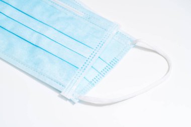 Plastik kulaklıklı cerrahi maske. Ağız ve burnu örtmek için tipik 3 katlı cerrahi maske. Bakterilerin prosedür maskesi. Koruma kavramı.