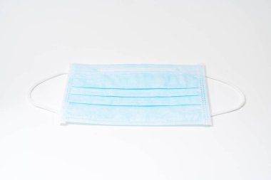 Plastik kulaklıklı cerrahi maske. Ağız ve burnu örtmek için tipik 3 katlı cerrahi maske. Bakterilerin prosedür maskesi. Koruma kavramı.