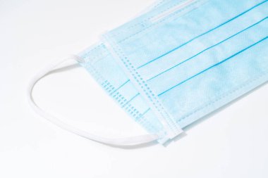 Plastik kulaklıklı cerrahi maske. Ağız ve burnu örtmek için tipik 3 katlı cerrahi maske. Bakterilerin prosedür maskesi. Koruma kavramı.