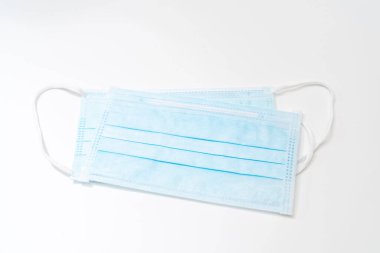 Plastik kulaklıklı cerrahi maske. Ağız ve burnu örtmek için tipik 3 katlı cerrahi maske. Bakterilerin prosedür maskesi. Koruma kavramı.