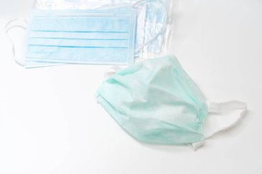 Plastik kulaklıklı cerrahi maske. Ağız ve burnu örtmek için tipik 3 katlı cerrahi maske. Bakterilerin prosedür maskesi. Koruma kavramı.