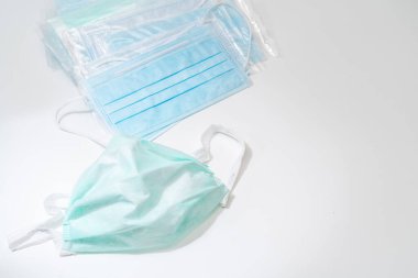 Plastik kulaklıklı cerrahi maske. Ağız ve burnu örtmek için tipik 3 katlı cerrahi maske. Bakterilerin prosedür maskesi. Koruma kavramı.
