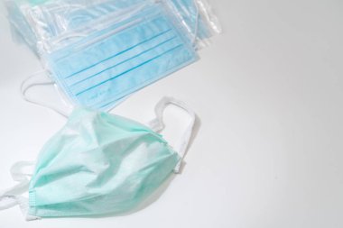 Plastik kulaklıklı cerrahi maske. Ağız ve burnu örtmek için tipik 3 katlı cerrahi maske. Bakterilerin prosedür maskesi. Koruma kavramı.