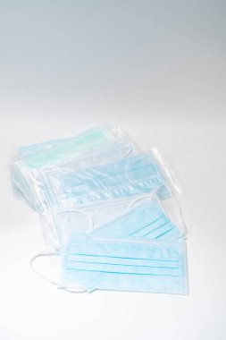 Plastik kulaklıklı cerrahi maske. Ağız ve burnu örtmek için tipik 3 katlı cerrahi maske. Bakterilerin prosedür maskesi. Koruma kavramı.