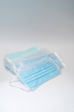 Plastik kulaklıklı cerrahi maske. Ağız ve burnu örtmek için tipik 3 katlı cerrahi maske. Bakterilerin prosedür maskesi. Koruma kavramı.