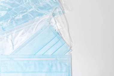 Plastik kulaklıklı cerrahi maske. Ağız ve burnu örtmek için tipik 3 katlı cerrahi maske. Bakterilerin prosedür maskesi. Koruma kavramı.