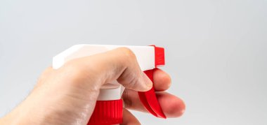 Beyaz zemin üzerinde koruyucu yüz maskesi ve dezenfektan jel dağıtıcısı, Novel coronavirus (2019-ncov) veya Wuhan coronavirus ve Influenza 'ya karşı. Antiseptik, Hijyen ve Sağlık Konsepti