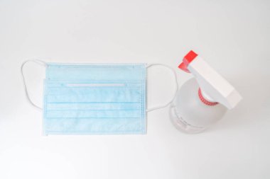 Beyaz zemin üzerinde koruyucu yüz maskesi ve dezenfektan jel dağıtıcısı, Novel coronavirus (2019-ncov) veya Wuhan coronavirus ve Influenza 'ya karşı. Antiseptik, Hijyen ve Sağlık Konsepti