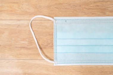 Plastik kulaklıklı cerrahi maske. Ağız ve burnu örtmek için tipik 3 katlı cerrahi maske. Bakterilerin prosedür maskesi. Koruma kavramı.