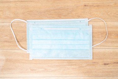 Plastik kulaklıklı cerrahi maske. Ağız ve burnu örtmek için tipik 3 katlı cerrahi maske. Bakterilerin prosedür maskesi. Koruma kavramı.