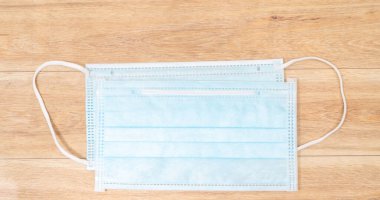 Plastik kulaklıklı cerrahi maske. Ağız ve burnu örtmek için tipik 3 katlı cerrahi maske. Bakterilerin prosedür maskesi. Koruma kavramı.