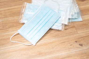 Plastik kulaklıklı cerrahi maske. Ağız ve burnu örtmek için tipik 3 katlı cerrahi maske. Bakterilerin prosedür maskesi. Koruma kavramı.
