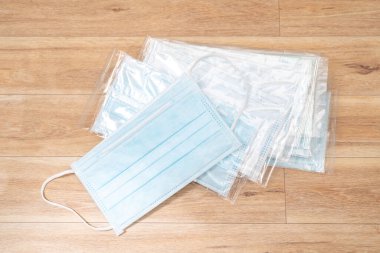 Plastik kulaklıklı cerrahi maske. Ağız ve burnu örtmek için tipik 3 katlı cerrahi maske. Bakterilerin prosedür maskesi. Koruma kavramı.