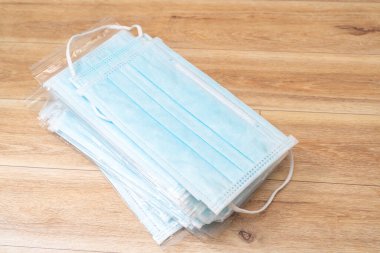 Plastik kulaklıklı cerrahi maske. Ağız ve burnu örtmek için tipik 3 katlı cerrahi maske. Bakterilerin prosedür maskesi. Koruma kavramı.