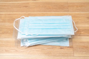 Plastik kulaklıklı cerrahi maske. Ağız ve burnu örtmek için tipik 3 katlı cerrahi maske. Bakterilerin prosedür maskesi. Koruma kavramı.