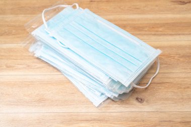 Plastik kulaklıklı cerrahi maske. Ağız ve burnu örtmek için tipik 3 katlı cerrahi maske. Bakterilerin prosedür maskesi. Koruma kavramı.