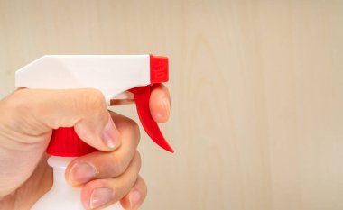 Beyaz zemin üzerinde koruyucu yüz maskesi ve dezenfektan jel dağıtıcısı, Novel coronavirus (2019-ncov) veya Wuhan coronavirus ve Influenza 'ya karşı. Antiseptik, Hijyen ve Sağlık Konsepti