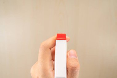 Beyaz zemin üzerinde koruyucu yüz maskesi ve dezenfektan jel dağıtıcısı, Novel coronavirus (2019-ncov) veya Wuhan coronavirus ve Influenza 'ya karşı. Antiseptik, Hijyen ve Sağlık Konsepti