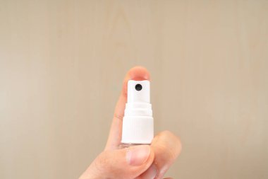 Beyaz zemin üzerinde koruyucu yüz maskesi ve dezenfektan jel dağıtıcısı, Novel coronavirus (2019-ncov) veya Wuhan coronavirus ve Influenza 'ya karşı. Antiseptik, Hijyen ve Sağlık Konsepti
