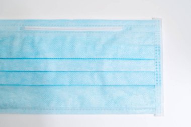 Plastik kulaklıklı cerrahi maske. Ağız ve burnu örtmek için tipik 3 katlı cerrahi maske. Bakterilerin prosedür maskesi. Koruma kavramı.