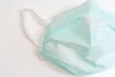 Plastik kulaklıklı cerrahi maske. Ağız ve burnu örtmek için tipik 3 katlı cerrahi maske. Bakterilerin prosedür maskesi. Koruma kavramı.