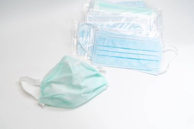 Plastik kulaklıklı cerrahi maske. Ağız ve burnu örtmek için tipik 3 katlı cerrahi maske. Bakterilerin prosedür maskesi. Koruma kavramı.