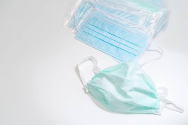 Plastik kulaklıklı cerrahi maske. Ağız ve burnu örtmek için tipik 3 katlı cerrahi maske. Bakterilerin prosedür maskesi. Koruma kavramı.