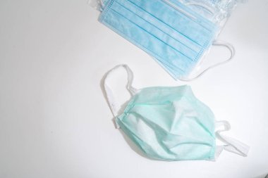 Plastik kulaklıklı cerrahi maske. Ağız ve burnu örtmek için tipik 3 katlı cerrahi maske. Bakterilerin prosedür maskesi. Koruma kavramı.
