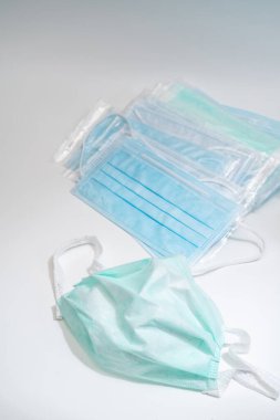 Plastik kulaklıklı cerrahi maske. Ağız ve burnu örtmek için tipik 3 katlı cerrahi maske. Bakterilerin prosedür maskesi. Koruma kavramı.