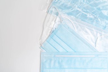 Plastik kulaklıklı cerrahi maske. Ağız ve burnu örtmek için tipik 3 katlı cerrahi maske. Bakterilerin prosedür maskesi. Koruma kavramı.