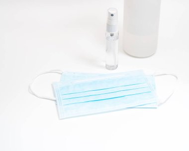 Beyaz zemin üzerinde koruyucu yüz maskesi ve dezenfektan jel dağıtıcısı, Novel coronavirus (2019-ncov) veya Wuhan coronavirus ve Influenza 'ya karşı. Antiseptik, Hijyen ve Sağlık Konsepti