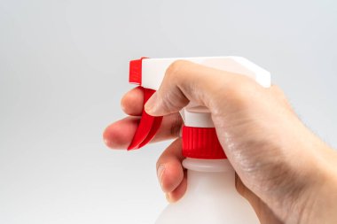 Beyaz zemin üzerinde koruyucu yüz maskesi ve dezenfektan jel dağıtıcısı, Novel coronavirus (2019-ncov) veya Wuhan coronavirus ve Influenza 'ya karşı. Antiseptik, Hijyen ve Sağlık Konsepti