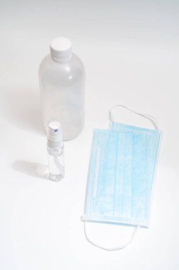 Beyaz zemin üzerinde koruyucu yüz maskesi ve dezenfektan jel dağıtıcısı, Novel coronavirus (2019-ncov) veya Wuhan coronavirus ve Influenza 'ya karşı. Antiseptik, Hijyen ve Sağlık Konsepti