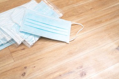 Plastik kulaklıklı cerrahi maske. Ağız ve burnu örtmek için tipik 3 katlı cerrahi maske. Bakterilerin prosedür maskesi. Koruma kavramı.