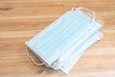 Plastik kulaklıklı cerrahi maske. Ağız ve burnu örtmek için tipik 3 katlı cerrahi maske. Bakterilerin prosedür maskesi. Koruma kavramı.