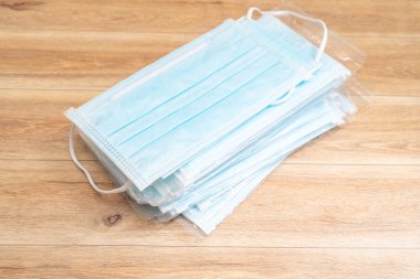 Plastik kulaklıklı cerrahi maske. Ağız ve burnu örtmek için tipik 3 katlı cerrahi maske. Bakterilerin prosedür maskesi. Koruma kavramı.