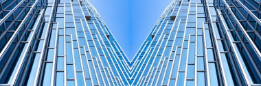Çelik mavi camlı gökdelenlere panoramik ve perspektif manzarası, başarılı endüstriyel mimari iş konsepti