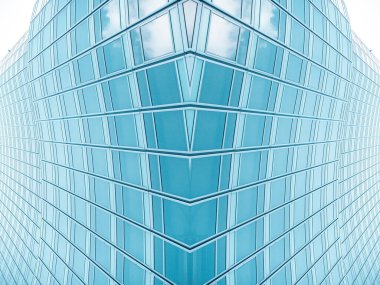 Çelik mavi camlı gökdelenlere panoramik ve perspektif manzarası, başarılı endüstriyel mimari iş konsepti