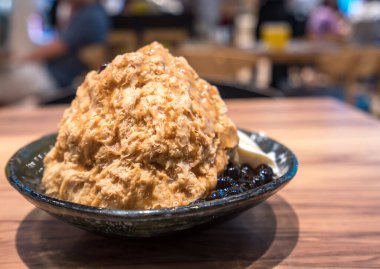 Tayvan 'da geleneksel buz banyosu köpüklü çay ile, Tayvan gece pazarında ünlü yemekler.