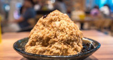 Tayvan 'da geleneksel buz banyosu köpüklü çay ile, Tayvan gece pazarında ünlü yemekler.