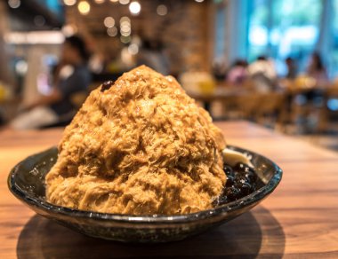 Tayvan 'da geleneksel buz banyosu köpüklü çay ile, Tayvan gece pazarında ünlü yemekler.